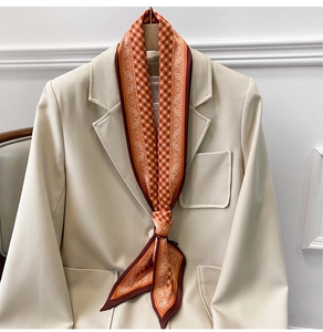 Detail eines gebundenen schmalen Seidenschals mit Paisley-Muster und geometrischem Design