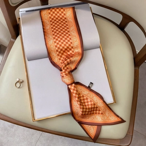 Detail eines Seidenschals mit Paisley- und Geomuster auf eleganter Präsentation