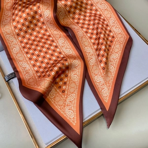 Detail eines Seidenschals aus 100% Polyester mit Paisley- und Geomusterung