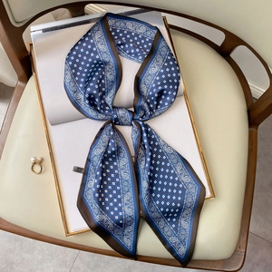 Eleganter Seidenschal mit blau-braunem Paisley- und Geometriemuster auf Satin-Oberfläche