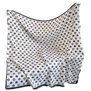 Écharpe à motif pied-de-poule élégante avec lettres MY et motifs floraux géométriques
