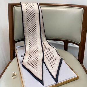 Makroaufnahme des Seidenschals mit geometrischem Muster und Paisley-Verzierung