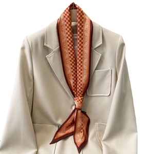 Eleganter Seidenschal mit Paisley-Muster an beigem Blazer für einen französischen Look