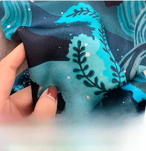 Detailansicht eines Seiden-Halstuchs mit digitalem Blumendruck und glatter Textur
