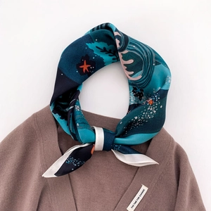 Seidenschal für Damen mit blauem Wellenprint auf einem braunen V-Ausschnitt-Cardigan