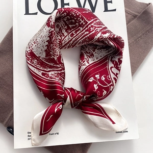 Seidenquadrattuch in Burgund und Creme mit Vintage-Muster, auf Magazin stilvoll verknotet