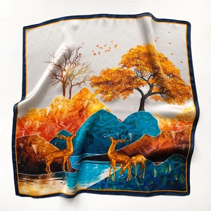 Detailansicht der Seidenschal mit Kunstdruck von Naturlandschaft und Hirschmotiven