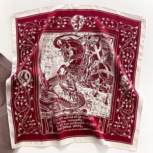 Detail eines Seidenquadrats mit mittelalterlichem Ritter-Drachen-Druck und Rollsaum-Finish