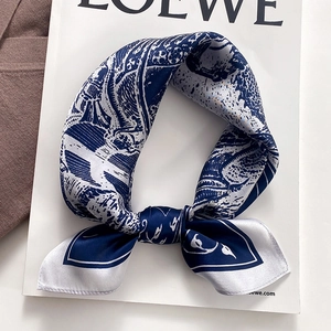 Seidenschal in Blau und Weiß mit klassischem Toile-de-Jouy-Muster für Damen