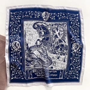 Detail eines Seidenquadrats mit marineblauem mittelalterlichem Ritter- und Drachenmuster