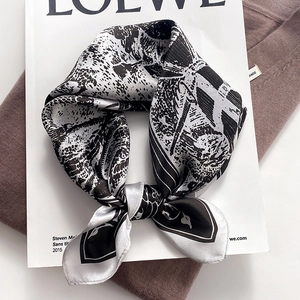 Seidenschal mit schwarz-weißem abstraktem Kunstdruck auf einem Modemagazin