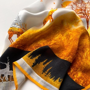 Detailansicht eines Seidenschals mit lebhaften Naturprints und hochwertigem Digitaldruck