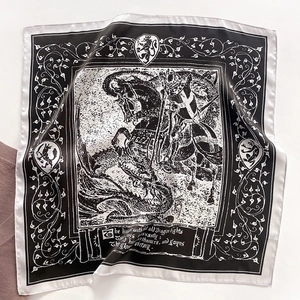 Detail eines Seidenquadrats mit schwarz-weißem mittelalterlichem Ritter- und Drachendruck