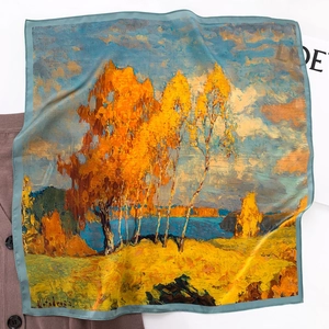 Detailaufnahme eines Seiden-Vierecktuchs im Ölgemälde-Stil mit goldenem Birkenwald-Druck