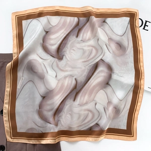 Detail eines eleganten Seidenschals mit abstraktem Ölgemälde-Print und braunem Rand