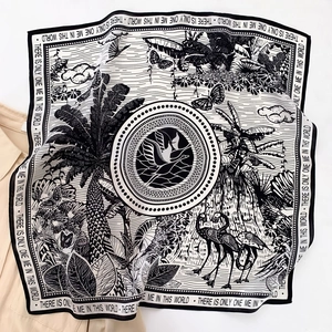 Detail eines Seidenquadratschals mit schwarz-weißem Tropenwald- und Flamingo-Aufdruck