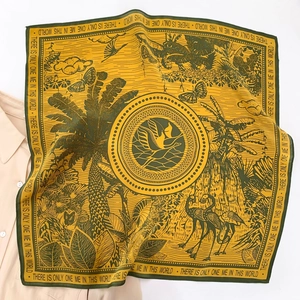 Detail eines Vintage-Seidenschals mit Blumen-Dschungel-Prints und motivierendem Text