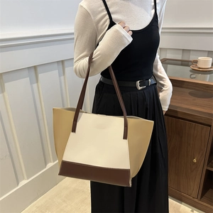 Three-tone contrast tote bag in minimalist faux leather with long shoulder straps