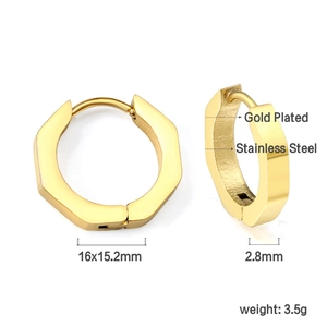 Detail of gold-plated stainless steel hexagonal hoop earrings with precise dimensions