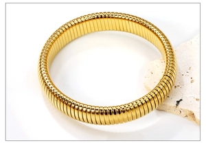 Dettaglio ravvicinato del bracciale a serpente Tubogas dorato con finitura metallica