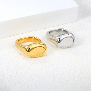 Bagues larges minimalistes polies avec finitions or 18 carats et argent sur fond blanc