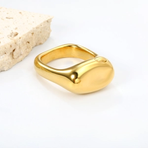 Détail de la bague épaisse irrégulière en acier inoxydable plaqué or sur pierre