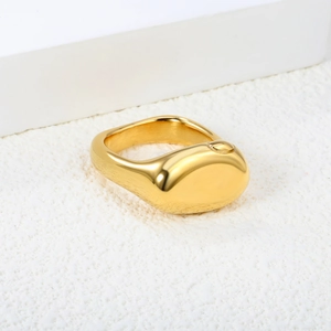 Bague épaisse irrégulière plaquée or 18K au style minimaliste sur pierre blanche