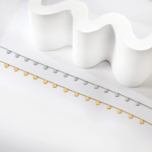 Bracelet de cheville minimaliste en acier plaqué or 18 carats avec breloques rondes