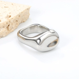 Gros plan détaillé d'une bague minimaliste polie au design fluide et organique