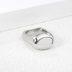 Bague ouverte géométrique argentée minimaliste avec surface ovale polie pour femme