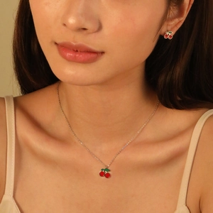 Parure bijoux cerises rouges émaillées avec collier et boucles sur mannequin