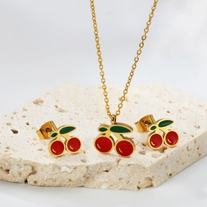 Parure collier et boucles d'oreilles cerise plaquée or 18 carats avec émail rouge et vert