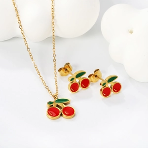 Détail de l'ensemble pendentif cerise rouge et boucles d'oreilles avec chaîne dorée