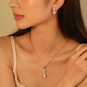 Ensemble élégant collier et boucles d'oreilles opale avec chaîne argentée sur modèle