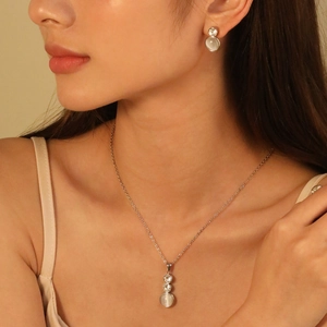 Parure collier et boucles d'oreilles opale en acier inoxydable sur un mannequin femme