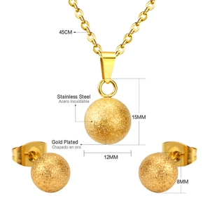 Vue détaillée de la parure de bijoux en acier inoxydable doré brossé avec boucles