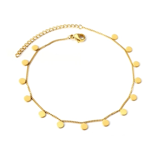 Bracelet de cheville en acier inoxydable plaqué or 18K avec breloques rondes sur fond blanc
