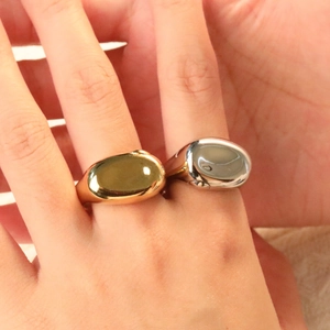 Bague Chevalière Épaisse Acier Inoxydable Plaqué Or 18K Irrégulière Surface Lisse Bijoux Style Ins Minimalistes Femmes