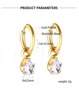 Vue détaillée des boucles d'oreilles en acier doré avec pendentif goutte et mesures