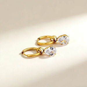 Boucles d'oreilles dorées avec zircons en forme de goutte sur anneaux minimalistes
