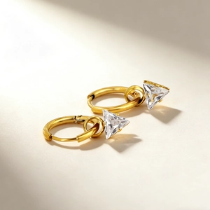 Boucles d'oreilles créoles minimalistes en acier doré avec cristaux blancs triangulaires