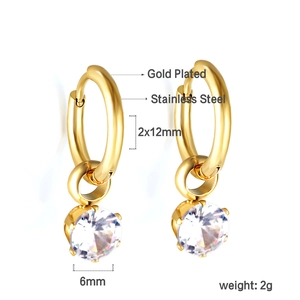 Détail des créoles en acier doré 12mm avec pendentifs ronds en zircon de 6mm