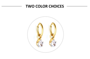 Détail de boucles d'oreilles dorées avec pendentifs en zircone blanche en forme de poire