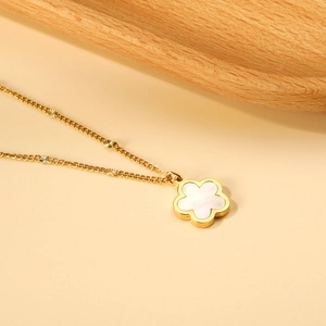 Elegante collana in acciaio inossidabile dorato con ciondolo a fiore in madreperla bianca
