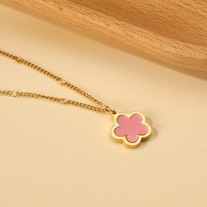 Collana minimalista dorata con dolce ciondolo a fiore di pesco rosa in conchiglia da donna