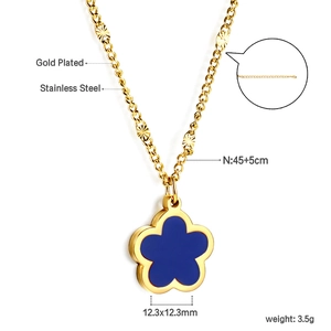Dettaglio della collana a fiori in acciaio inossidabile dorato con smalto blu e catena