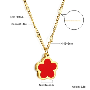 Dettagli dimensioni del ciondolo fiore rosso e catena in acciaio dorato 45+5cm
