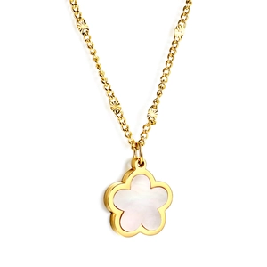 Elegante collana in acciaio dorato con ciondolo a fiore in conchiglia bianca su bianco