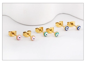 Vue détaillée de trois paires de boucles d'oreilles œil maléfique en rose, cyan et bleu