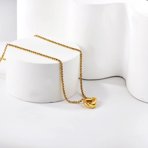 Collana placcata oro 18k con tre anelli intrecciati su base in pietra bianca minimalista